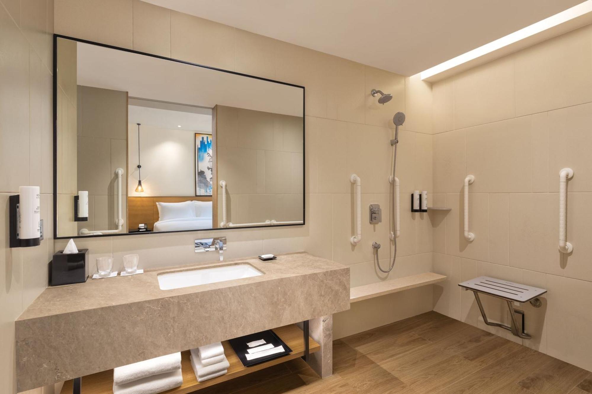 Отель Fairfield By Marriott Mumbai International Airport Экстерьер фото